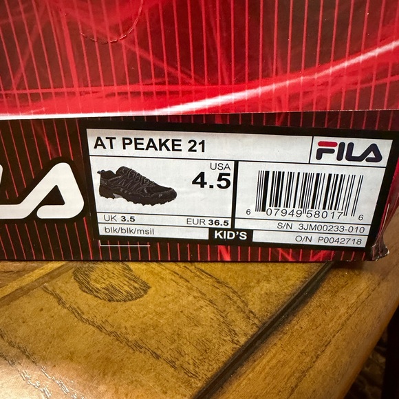 New in Box Kid's Fila AT PEAKE 21 Black Trail Running Shoes Size 4.5 - Picture 2 of 7